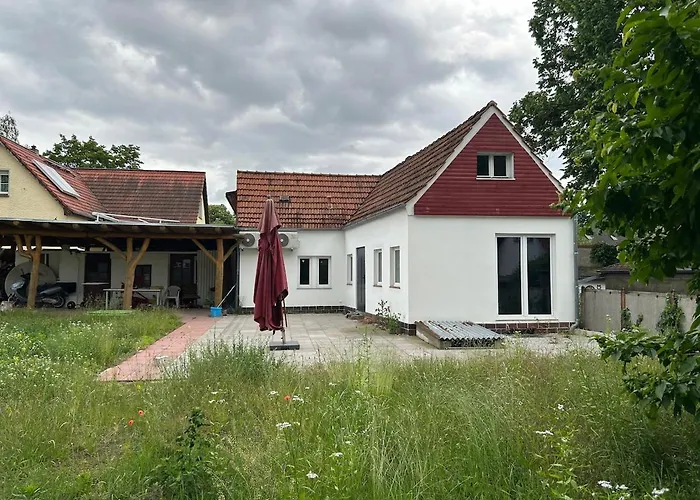 Neu renoviertes Haus mit großer Terrasse und Garten