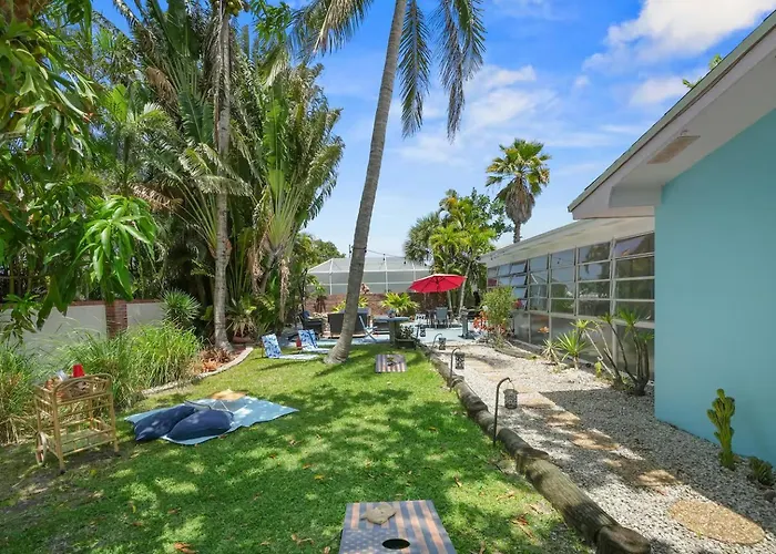 Golf Cart-Jacuzzi-Surfing Abode On Hutchinson Island