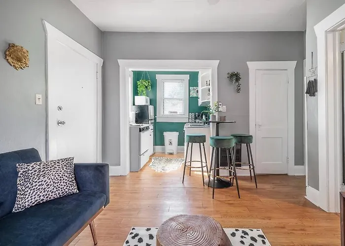 Jungle Themed Apt. Close To Coffee, Food + Shops!