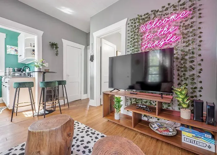 Jungle Themed Apt. Close To Coffee, Food + Shops!