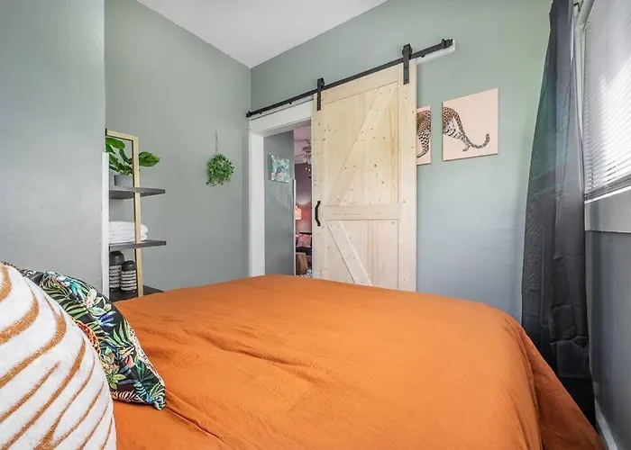 Jungle Themed Apt. Close To Coffee, Food + Shops!