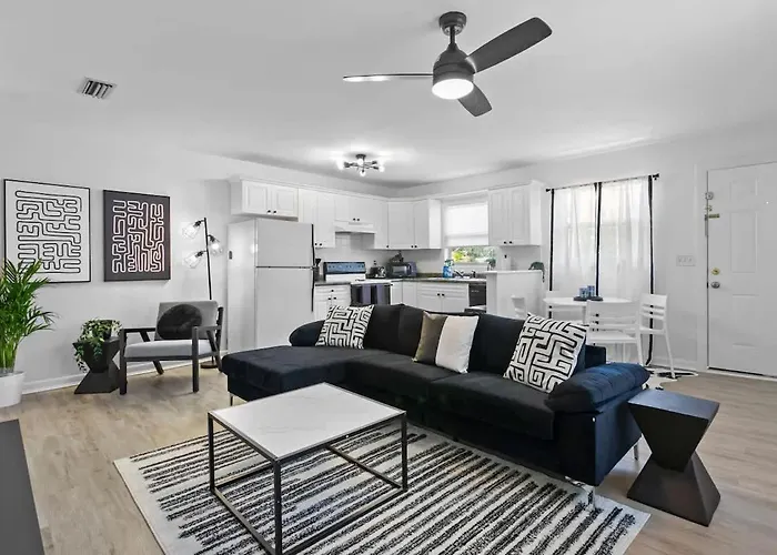 Zebra House - Close 2 All Tampabay Has To Offer