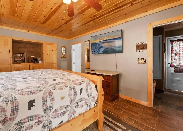 Lakeside Cottage, Charming 3-Bdrm Retreat W Hottub