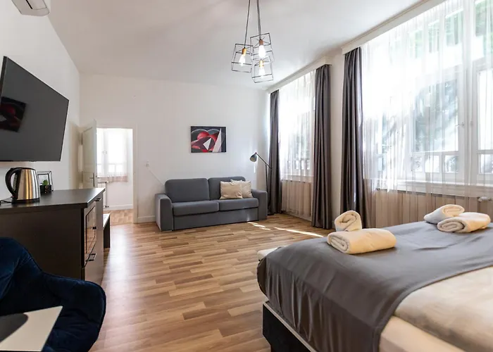 Villa Clariss Pool & City Center Stay