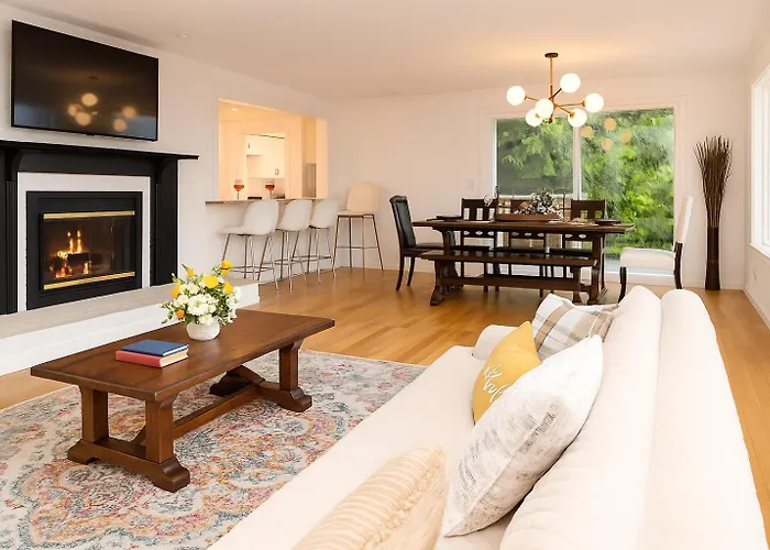 Luxury 180 Degree Lake View