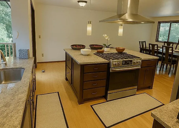 Beautiful House With Yard In Bellevue