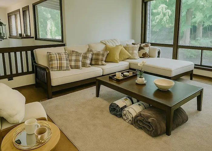 Beautiful House With Yard In Bellevue