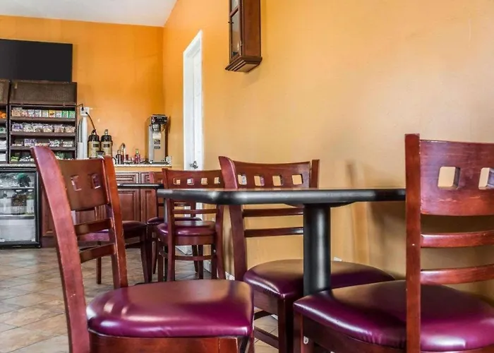 Econo Lodge Inn & Suites North Syracuse Airport