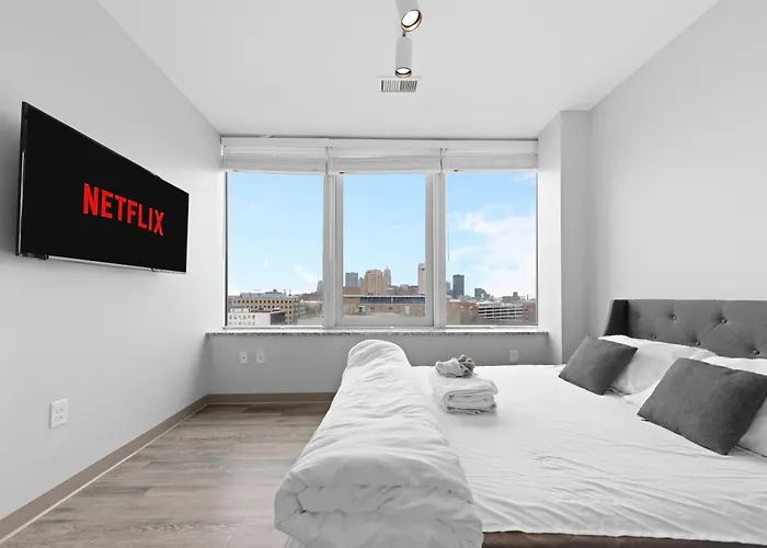 Luxe Condo In Downtown Cleveland L Free Parking L 2 Tv'S