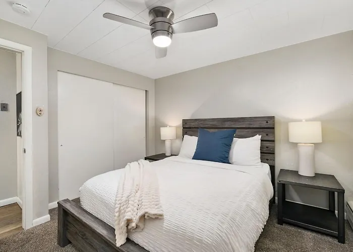 Stunning Downtown Condo - 5 Min Walk To Old Town!