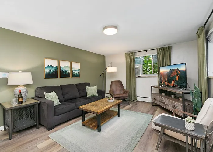 Stunning Downtown Condo - 5 Min Walk To Old Town!
