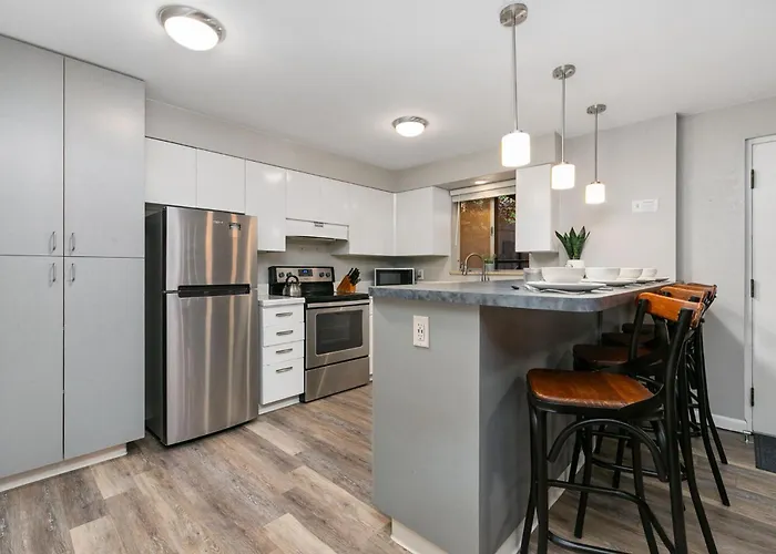 Modern & Chic Condo In The Heart Of Old Town