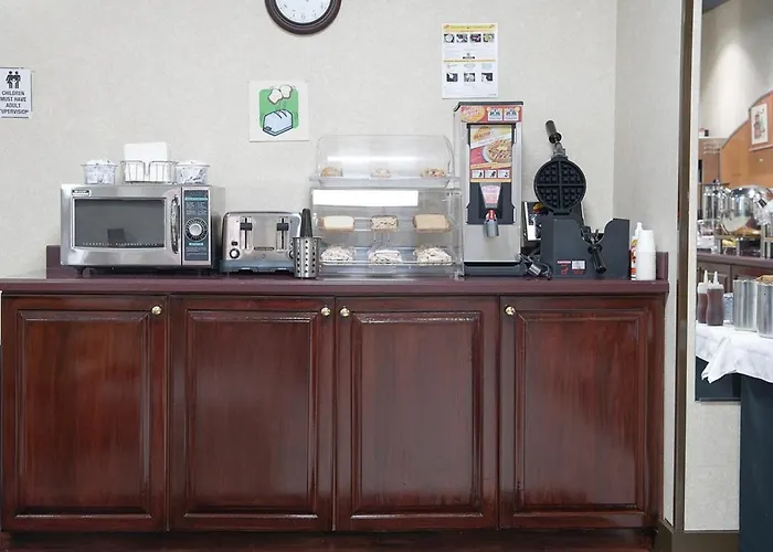 Evergreen Inn & Suites