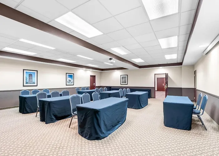 Comfort Inn & Suites Allen Park - Dearborn