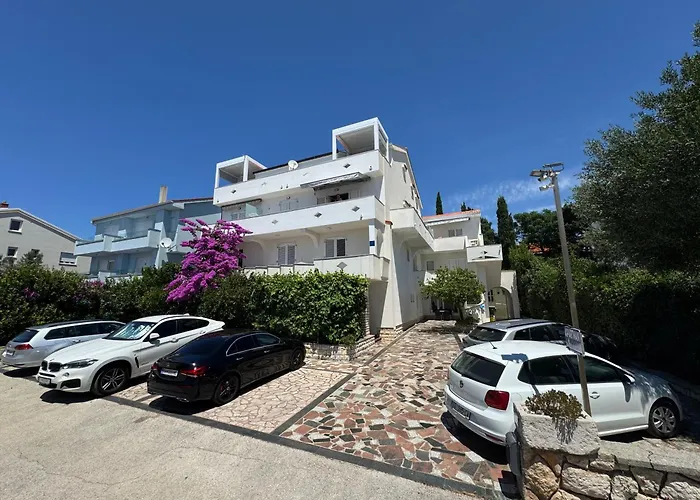 Apartments Emanuela - Beachfront & Top Location, Novalja
