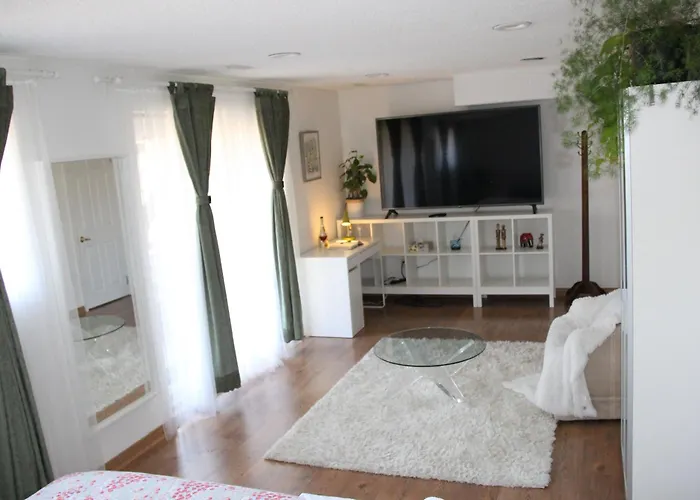 Serene Don River Nature Gateway- 3Br Suite, Private Patio, Free Parking