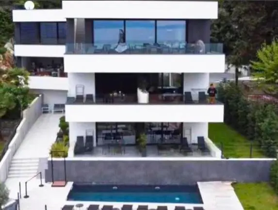 Aparthotel Villa V With Heated Pool, Parking And Breakfast