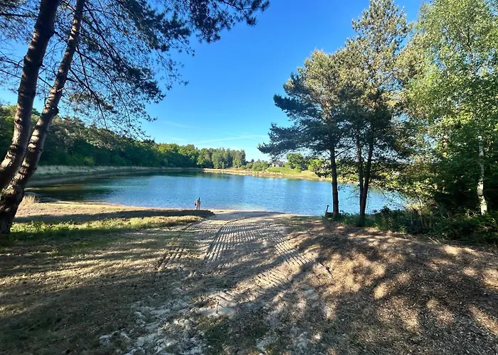 Modernes Ferienhaus am See mit Garten