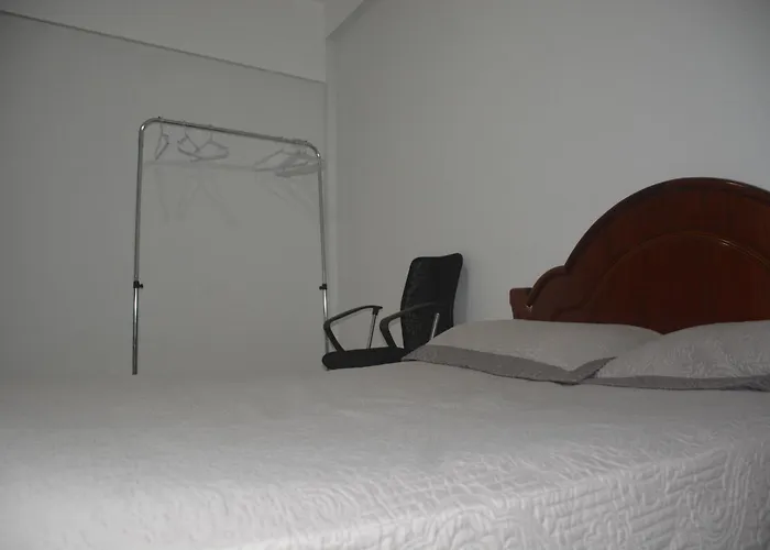 Dois quartos Cozinha completa Wi Fi Self check in com senha Central e perto de tudo a 4,4Km da Rodoviária e 15,4 km do Aeroporto Apartamento 301