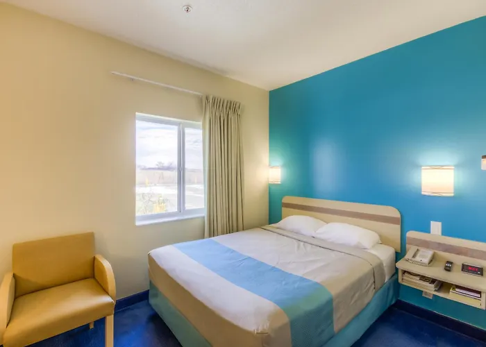 Super 8 By Wyndham Estevan