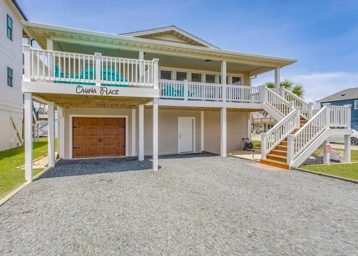 Coastal Home: Walk To Holden Beach!