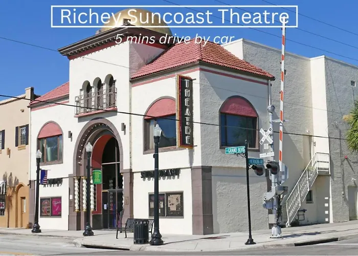 1 Block To Downtown - 7 Min To Beach - King Bed & Free Parking