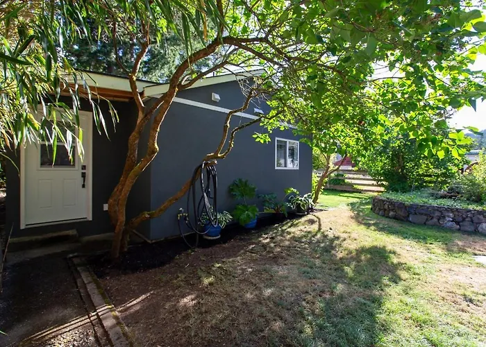 Cozy 1-Bedroom Retreat In The Heart Of Langford