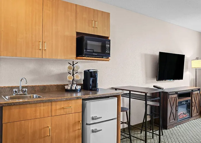 Days Inn & Suites By Wyndham Winkler