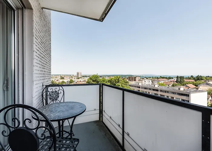 Soho 8 !Lake-Mountain View & Free Parking!