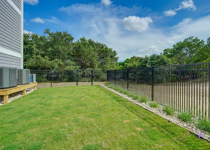 Walk To Beach: Southern Shores Retreat W/ Hot Tub