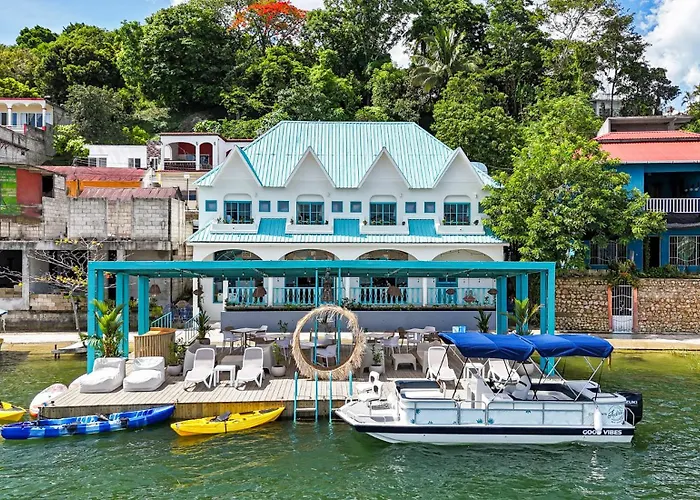 Adra Hostal Peten