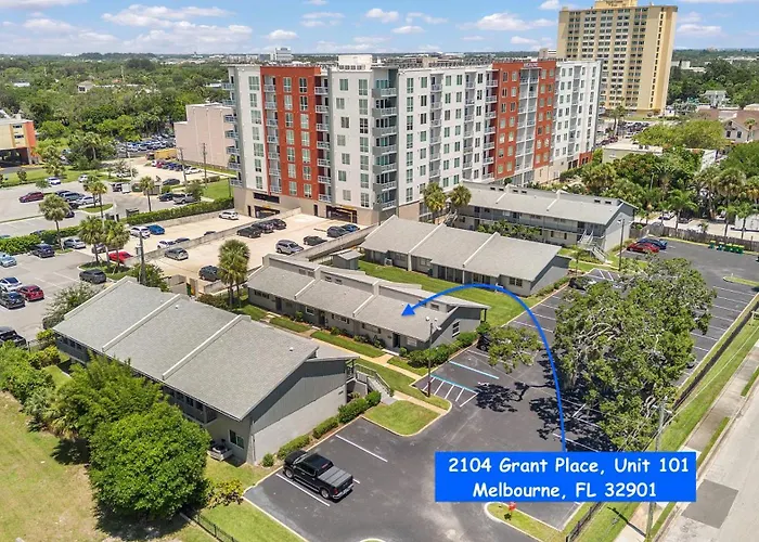 Ground Level And End Condo Unit - Quiet 2 Bedrooms And 1 Bath