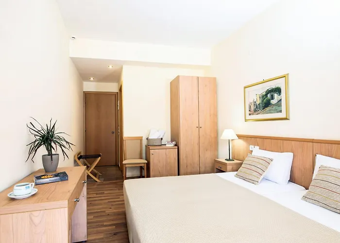 Saronis Hotel