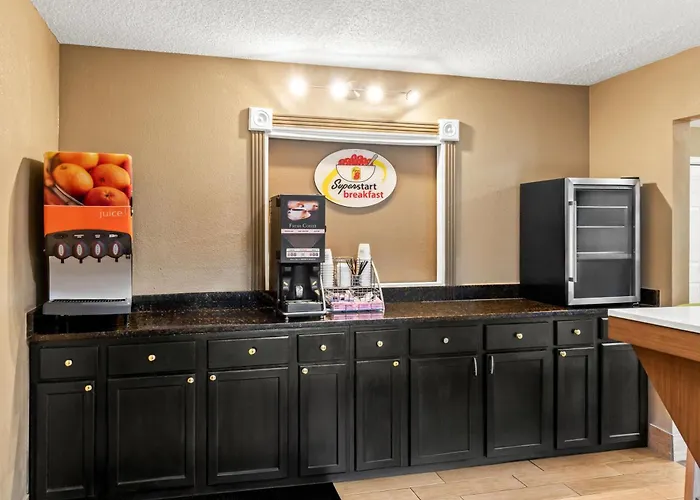 Super 8 By Wyndham Cincinnati-Springdale Oh