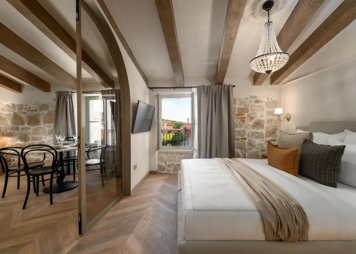 Silent Stone Apartment
