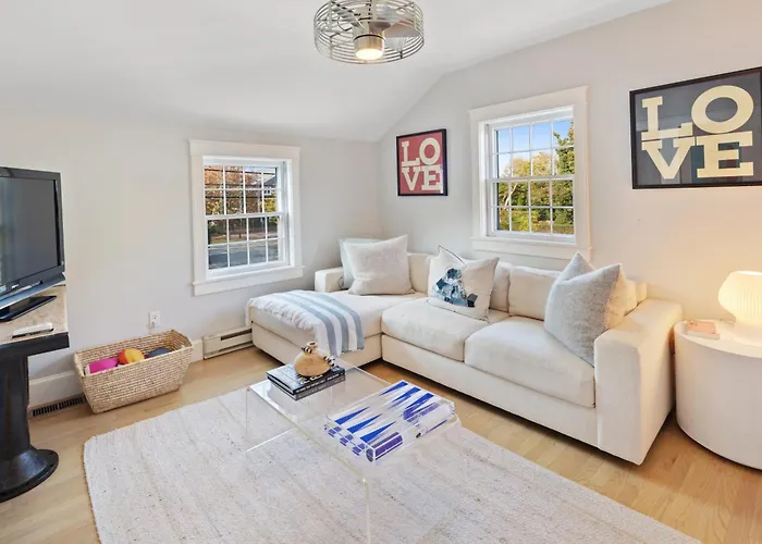 Modern Saltbox In Edgartown Village