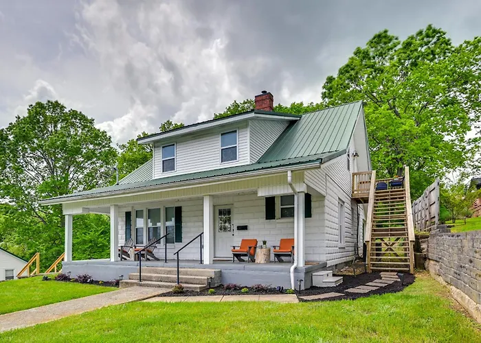 Walk To Dtwn Greensburg: Charming Unit W/ Deck!