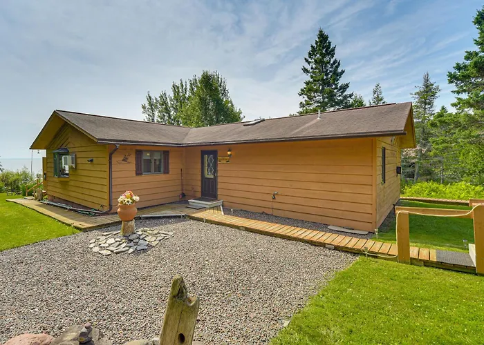 15 Mi To Duluth: Lake Superior Beachfront Home!