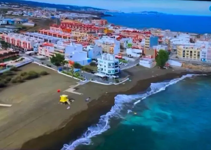 Hermoso Edificio Frente Al Mar, A Pie De Playa Y Hermosas Vistas