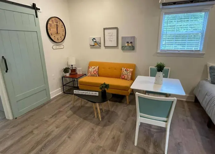 Beautifully Renovated Studio 2 Miles From Marina!
