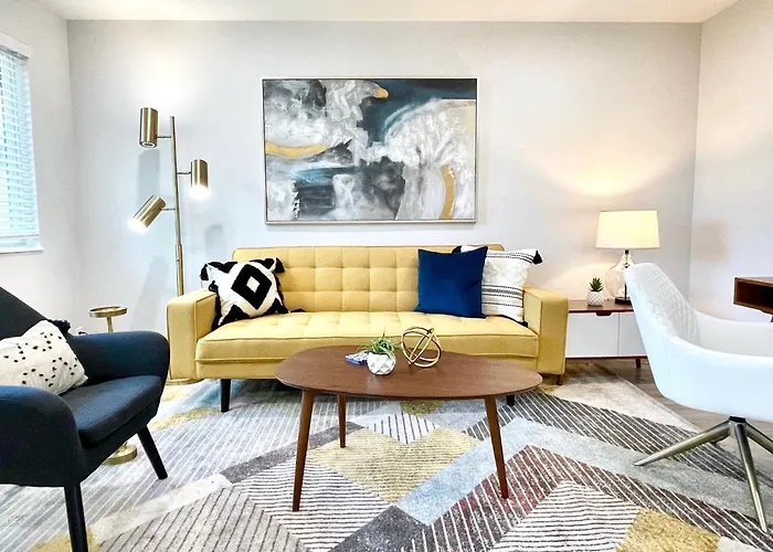 Downtown-Nomads-King Bed-Free Parking