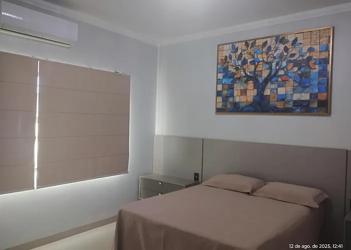 Quarto com ar e banheiro estacionamento e Wi-Fi