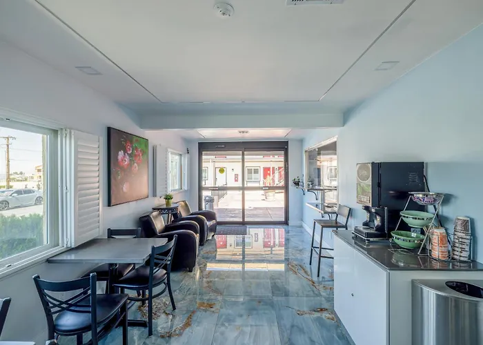 Hotel Avenida Victorville I 15