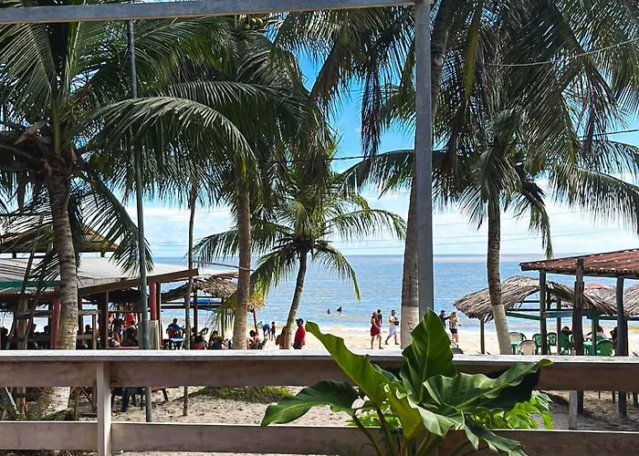 Chalé com deck de frente à praia do Vai-Quem-Quer