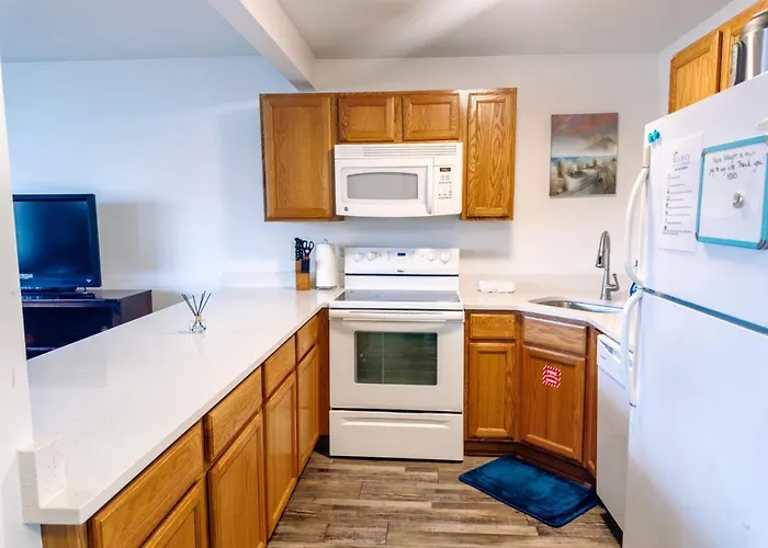 Cozy 1 Bed Condo With Pool