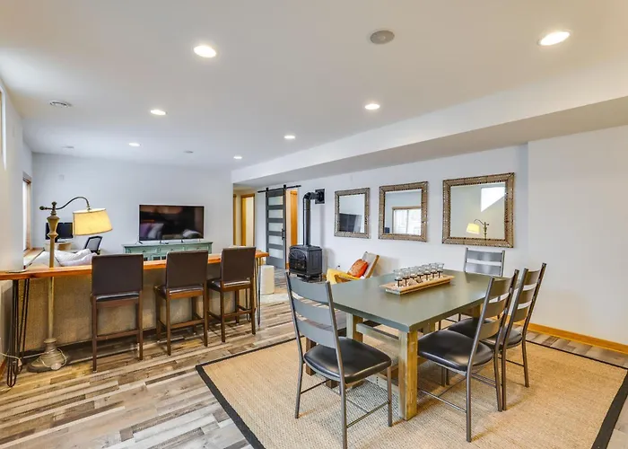 Outdoor Oasis: Luxe Flat In Mt Horeb!