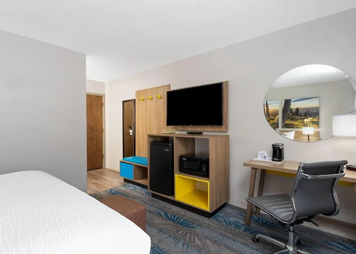 Days Inn And Suites By Wyndham Downtown Missoula-University