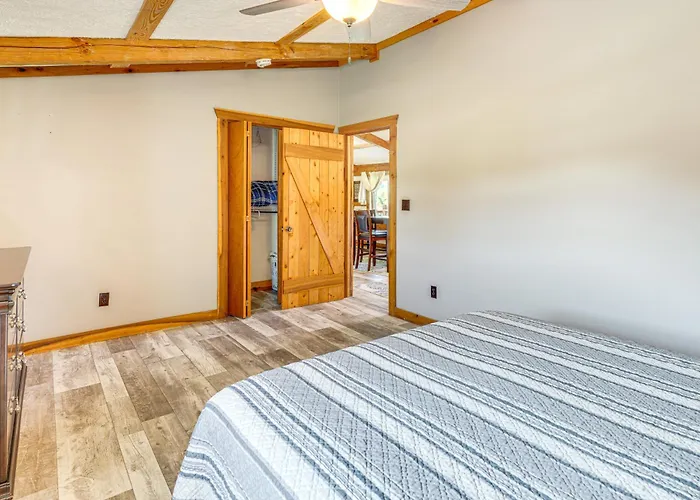 Rogersville Barn Apartment On 27 Acres W/ Pond!