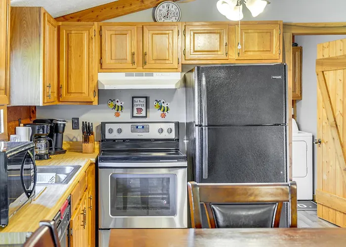 Rogersville Barn Apartment On 27 Acres W/ Pond!