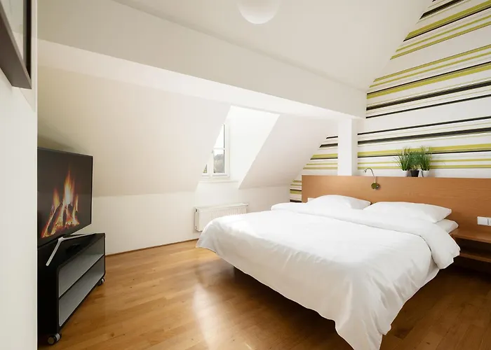Hotel CampusZwei Komfortable Doppelzimmer&Apartments mit Küche Zentral in Ludwigsburg ideal für Business&Langzeitaufenthalte 24h Check in Kinder bis 14 Jahre übernachten kostenlos